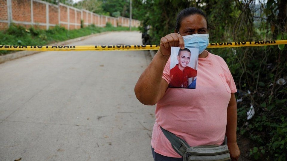 El Salvador'da cinayetle suçlanan eski polisin bahçesinde 10 ceset daha bulundu - 1