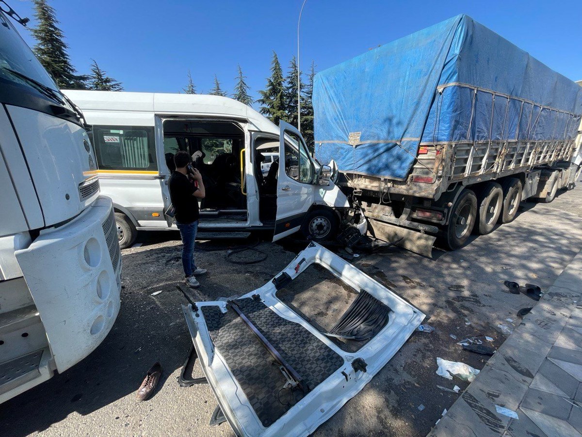 Gaziantep’te işçi servisleri kafa kafaya çarpıştı: 21 yaralı