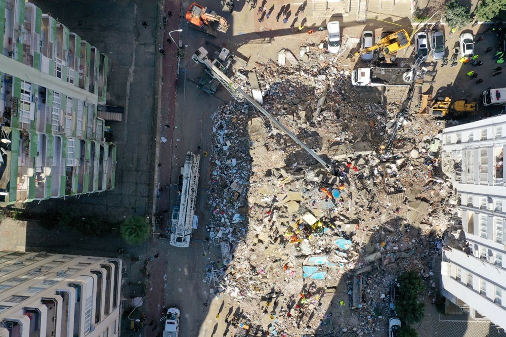 Deprem bölgesinden çarpıcı fotoğraflar: Binalar yerle bir oldu! - 14