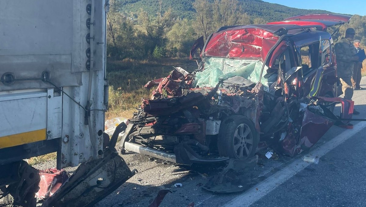 Erzincan'da feci kaza: 3 ölü, 2 ağır yaralı Erzincan'da feci kaza: 3 ölü, 2 ağır yaralı