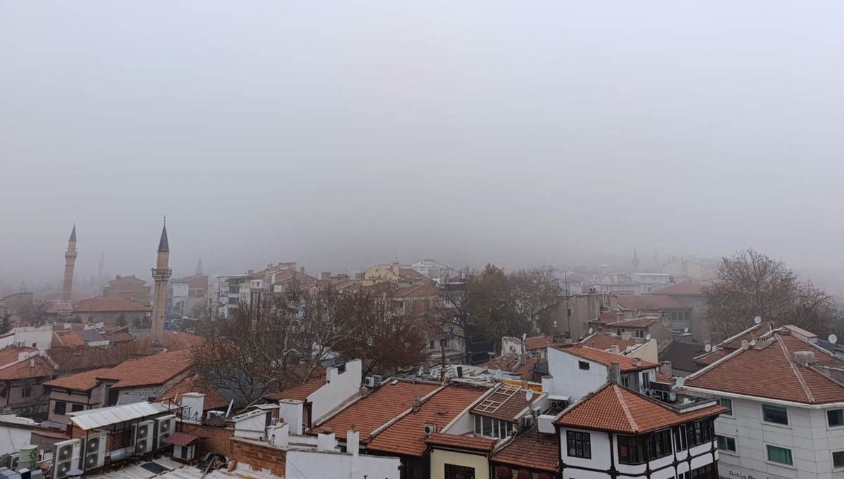 Tarihi Karahisar Kalesi sis nedeniyle gözlerden kayboldu