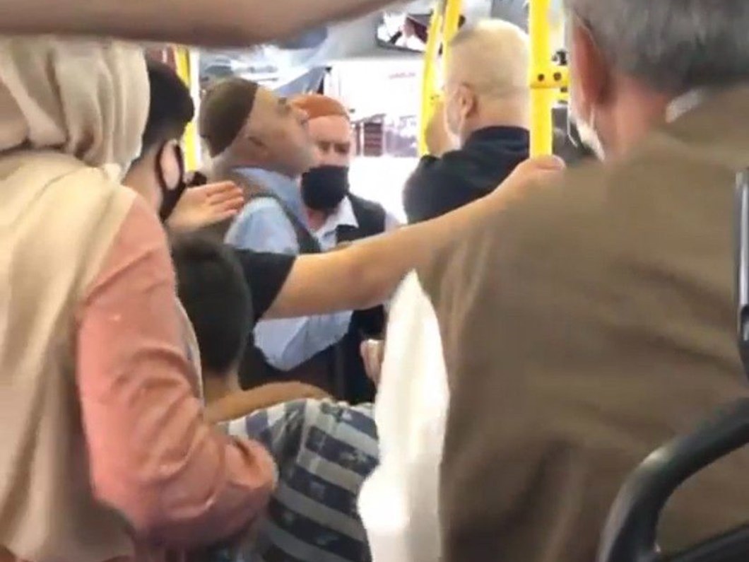 Istanbul Da Halk Otobusunde Maske Kavgasi Kadin Tokat Atti Adam Tukurdu Ntv