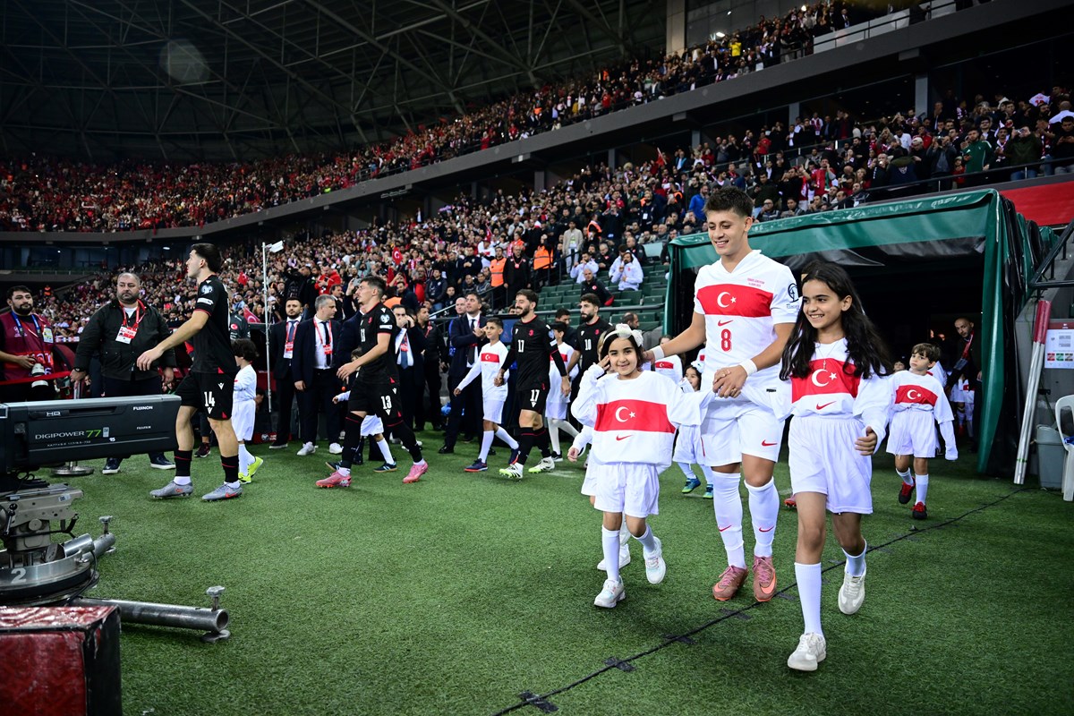 Arda Güler ve Filistinli çocuklar, seremoniye birlikte çıktı.