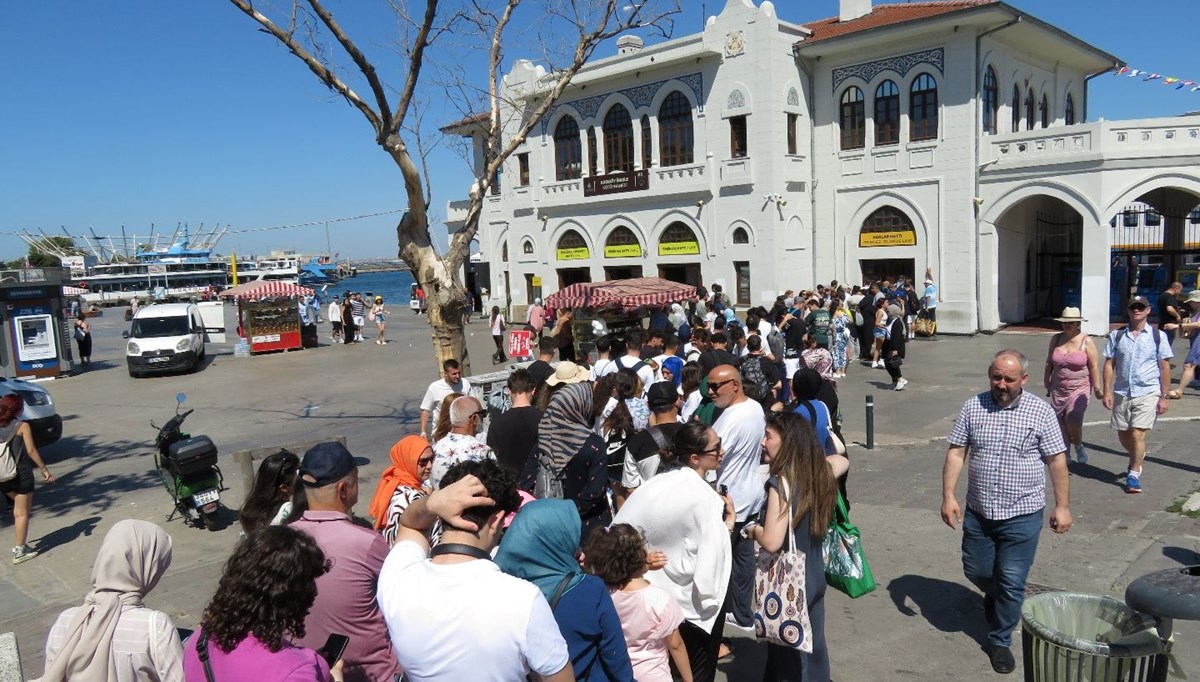 Bayram tatilinde Adalar'a akın: Vapur iskelelerinde metrelerce kuyruk