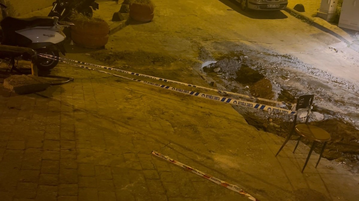 Mahalle sakinleri bölgede yapılan kazı çalışması sonrası elektrik sıkıntısı yaşadıklarını söyledi Mahalle sakinleri bölgede yapılan kazı çalışması sonrası elektrik sıkıntısı yaşadıklarını söyledi