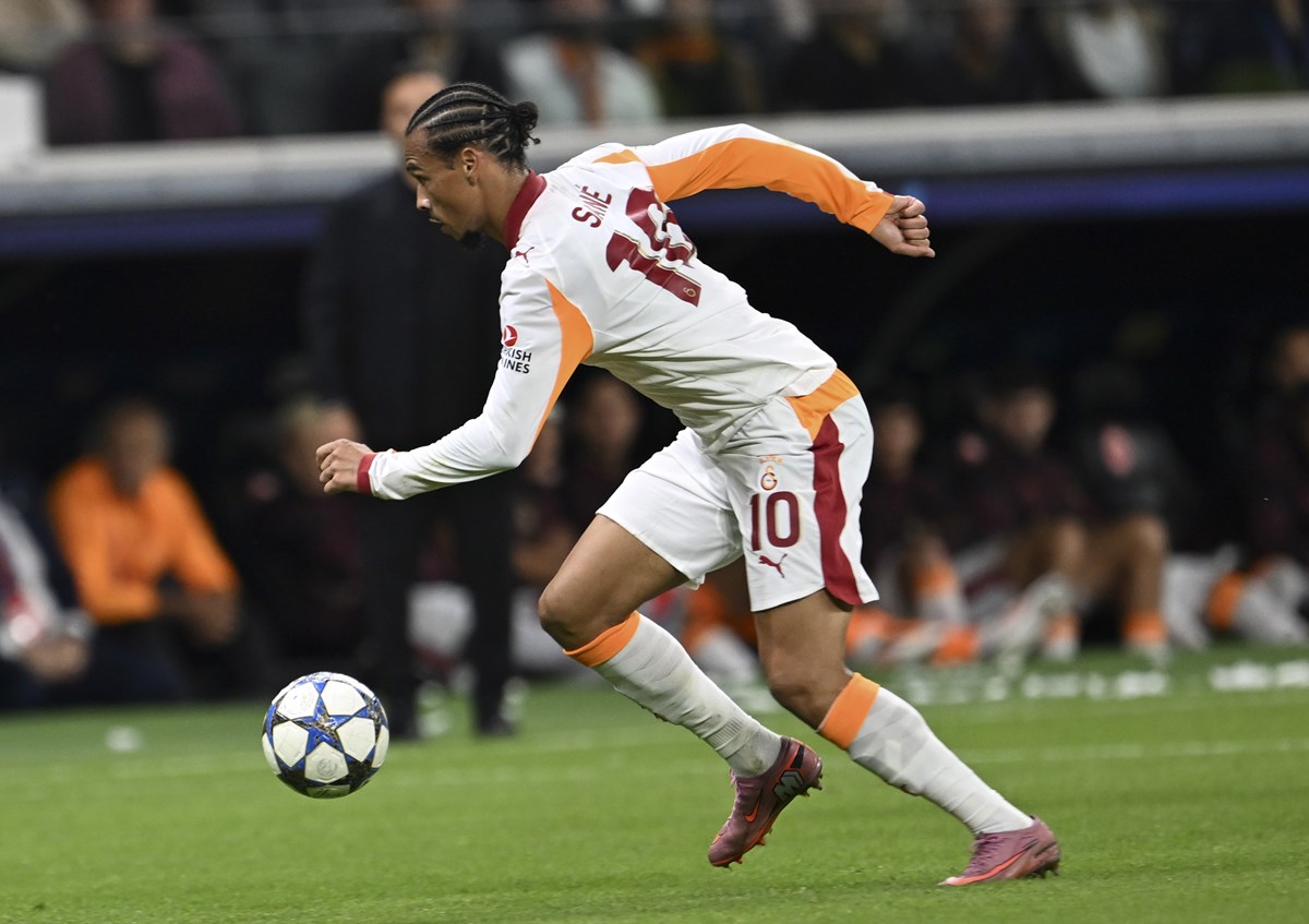 Galatasaraylı Leroy Sane, Frankfurt karşısında topla hareket ediyor.