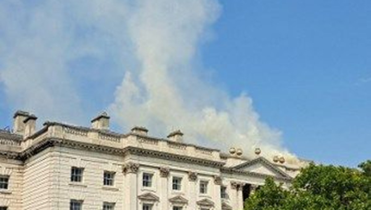 Londra'nın tarihi yapısında yangın Londra'nın tarihi yapısında yangın
