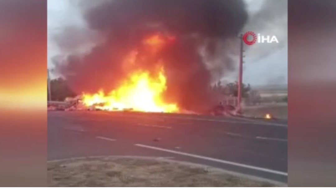 Yanıcı madde taşıyan TIR şarampole devrildi: Araçta yangın çıktı