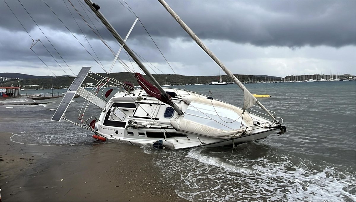 Bodrum'da fırtına: Yelkenli tekne karaya oturdu, feribot seferleri iptal edildi Bodrum'da fırtına: Yelkenli tekne karaya oturdu, feribot seferleri iptal edildi