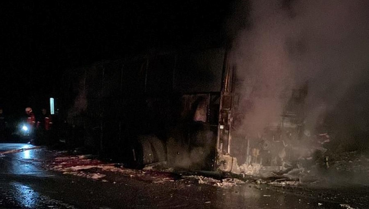 Yolcu otobüsü alev aldı Yolcu otobüsü alev aldı