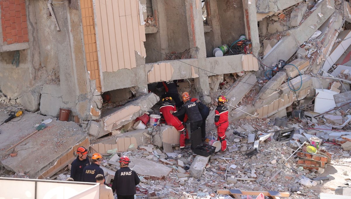 Gebze'de 7 katlı bina çöktü