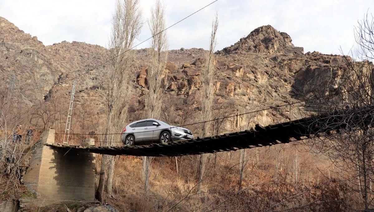 Erzurum’da 40 yıllık tahta köprü tehlike saçıyor