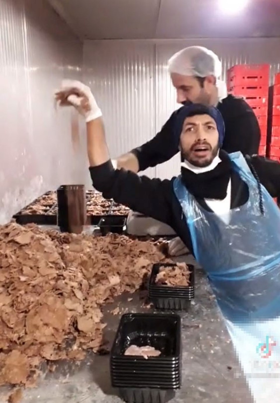 Hazır döner paketleyen iki çalışanın paylaştığı video, tepki çekti - 1