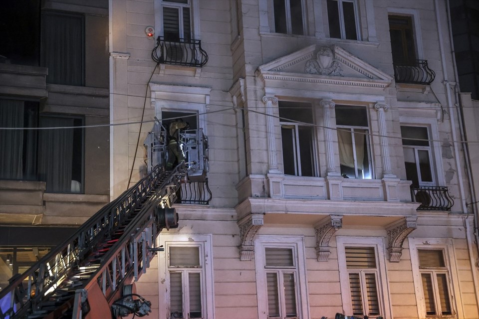 Beyoğlu'nda iş merkezinde yangın - 2