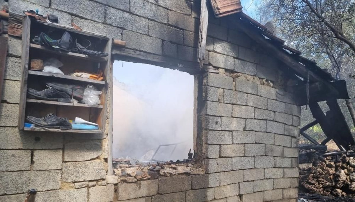 Elektrik kontağından çıkan yangın kerpiç evi yaktı Elektrik kontağından çıkan yangın kerpiç evi yaktı