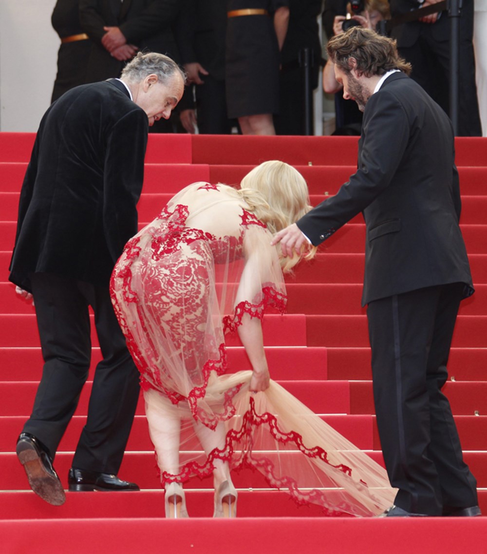 Конфуз видео. Конфуз видео. Засветилась без нижнего белья. Сползла лямка платья. Софи марсо.