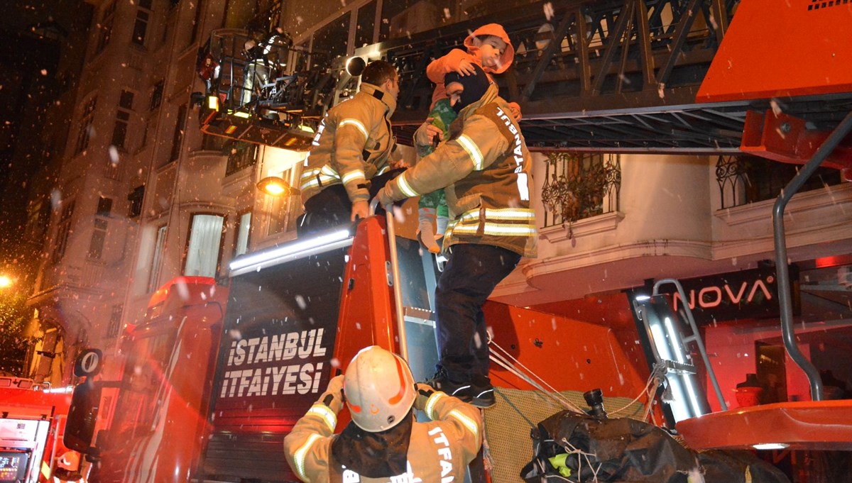 Şişli'de 6 katlı binada yangın paniği