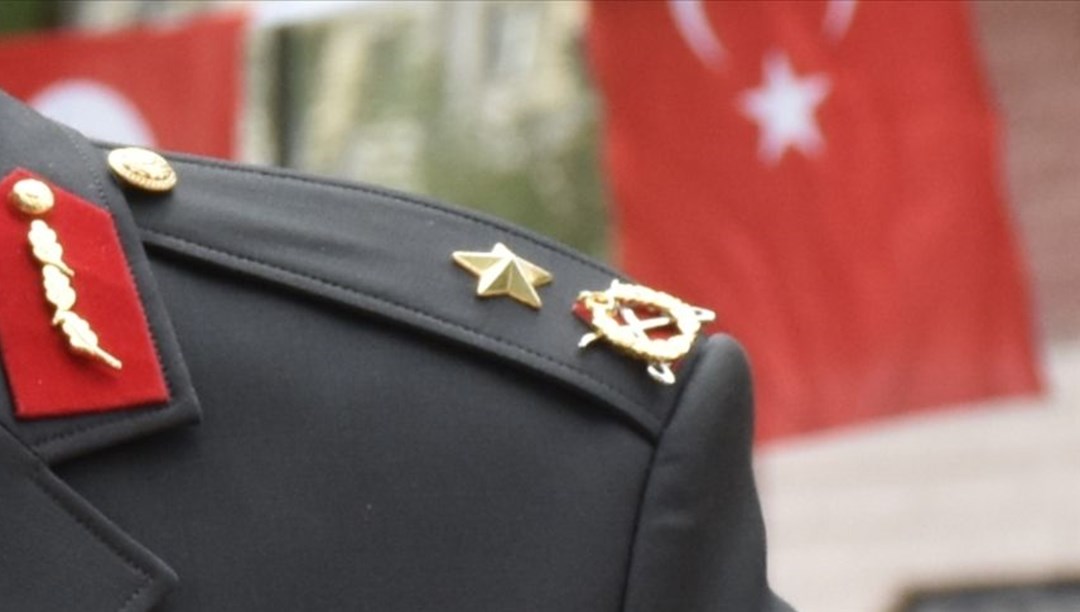 Οι επωμίδες του στρατηγού, του οποίου η κατάταξη φορούσε ο αρχηγός της FETÖ Gülen, αφαιρέθηκαν