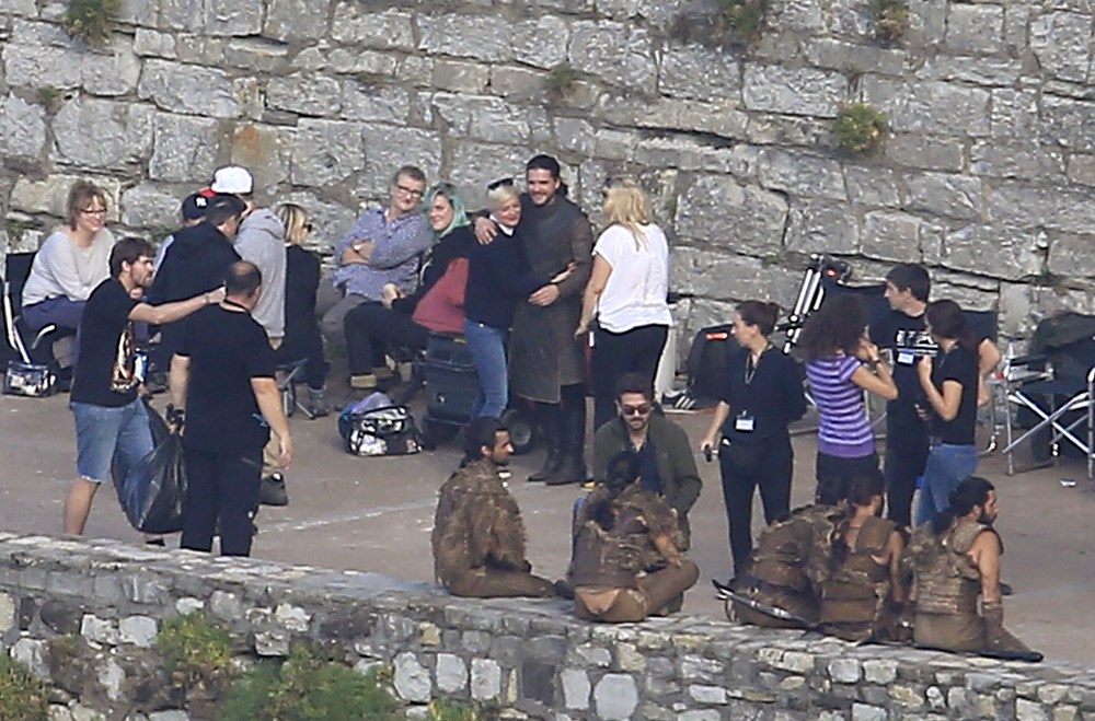 Jon Snow ve Khaleesi’den Game of Thrones selfie’si - 1