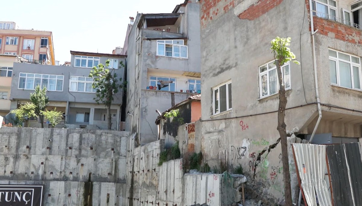 Gaziosmanpaşa'da yol çöktü, iki bina tahliye edildi Gaziosmanpaşa'da yol çöktü, iki bina tahliye edildi