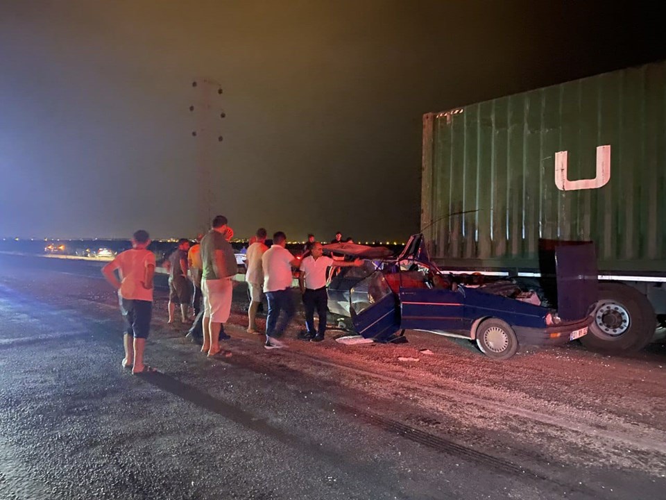 Otomobil TIR'ın altına girdi: 1 ölü, 4 yaralı - 1