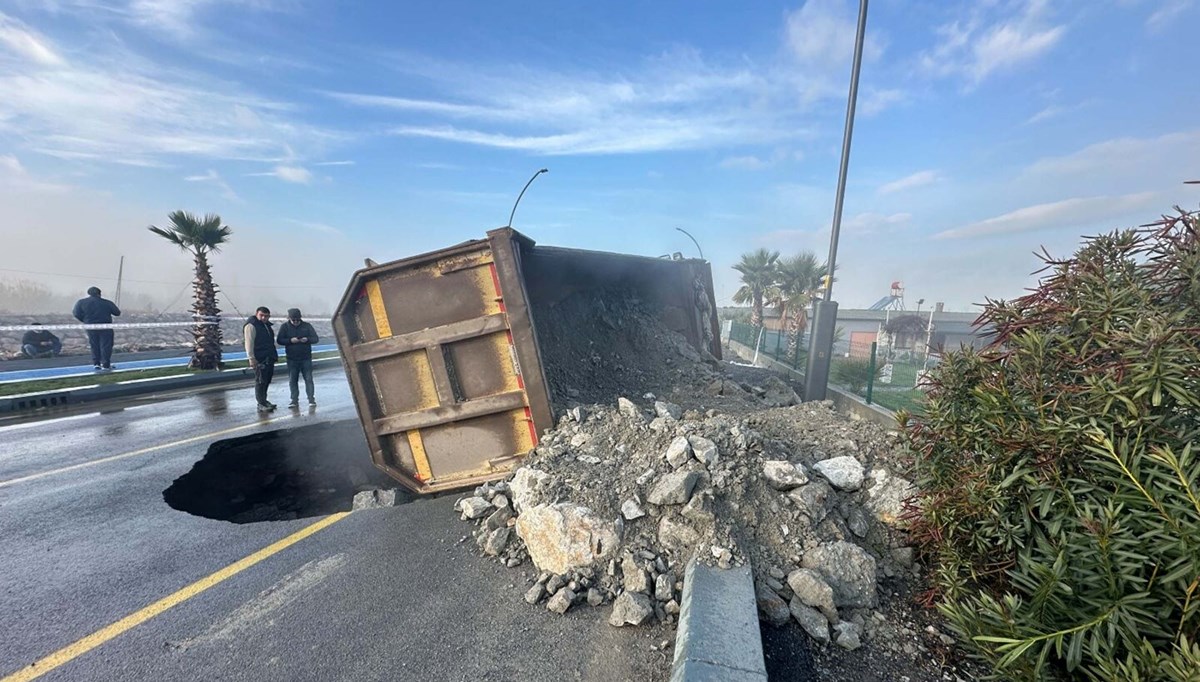 Balıkesir’de yol çöktü, hafriyat kamyonu devrildi