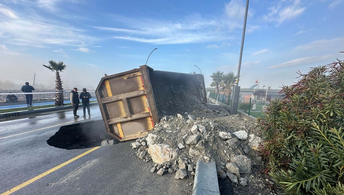 Balıkesir’de yol çöktü, hafriyat kamyonu devrildi Balıkesir’de yol çöktü, hafriyat kamyonu devrildi
