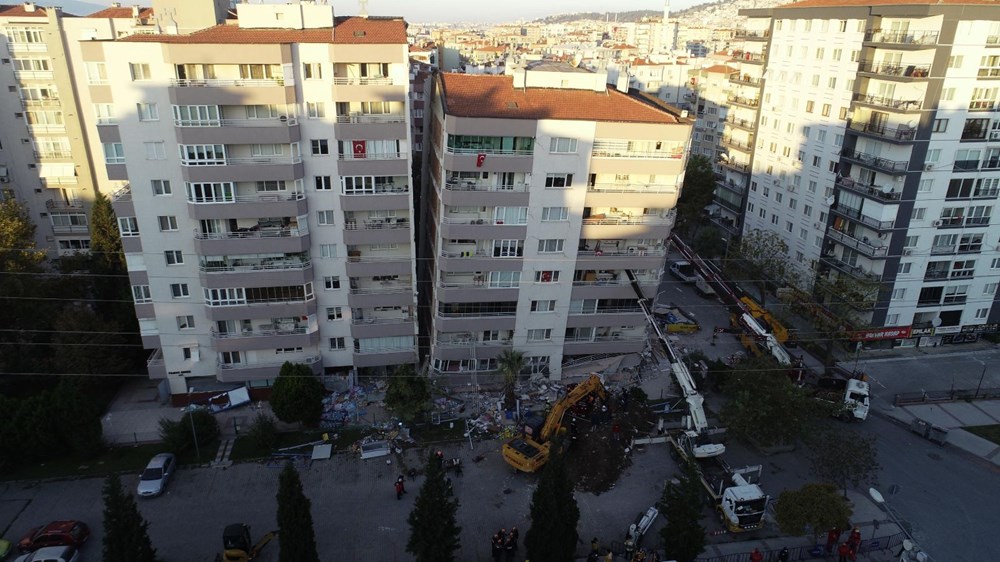 Depremde ilk 3 katı çöküp yan yatan bina, vinçlerle desteklendi - 4