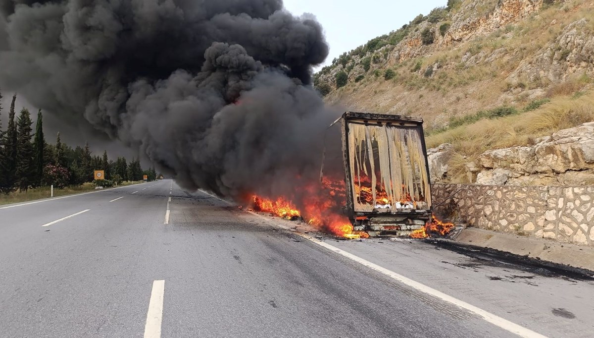 Lastiği patlayan TIR alev alev yandı