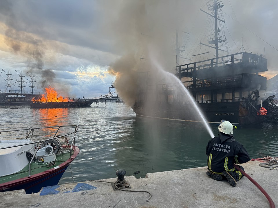 Antalya'da 2 tur teknesi alev alev yandı - 1
