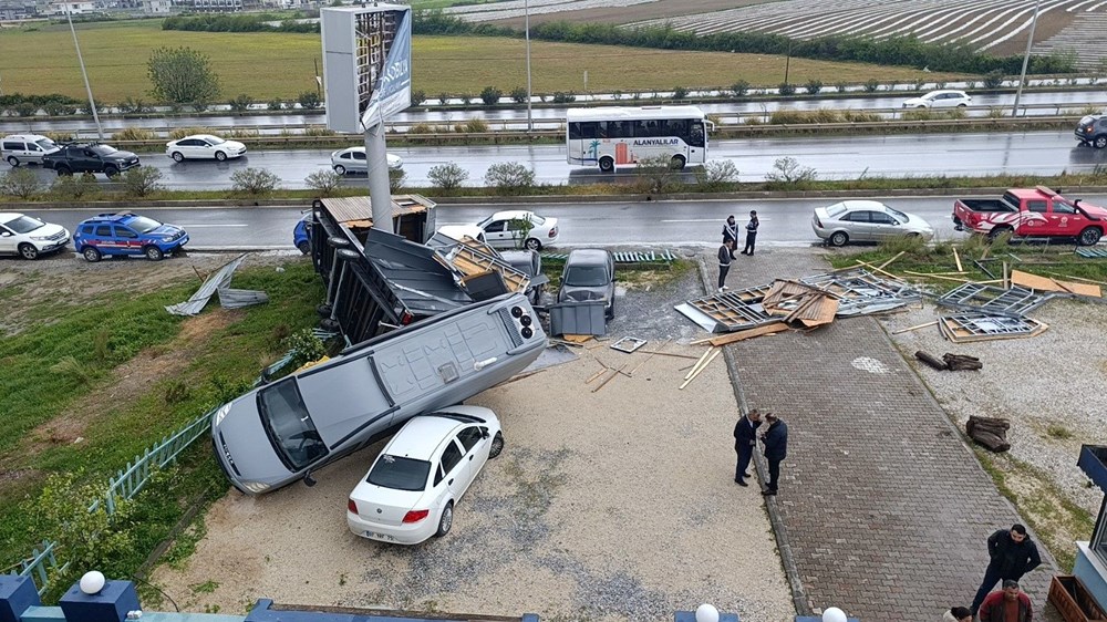 Antalya'da Şiddetli Hortum: Bungalov Uçtu, Minibüs Araçlara Fırladı! 72