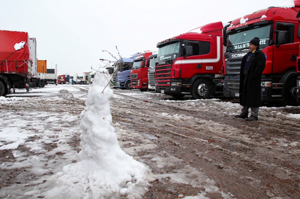Kar fırtınası esareti: Binlerce araç sınırda mahsur kaldı - 12