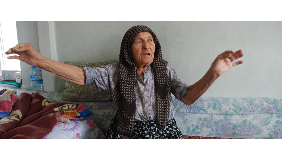 86 yaşındaki kadını döverek 5 bileziğini gasp etti