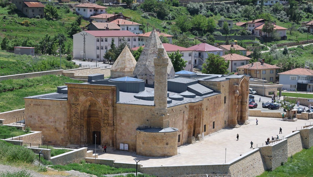8 asırlık camide esrarengiz gölge: Turistler görmek için akın etti