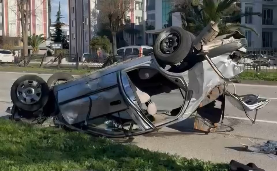 Otomobili demir korkuluklara çaptı: 2 yaralı - 1