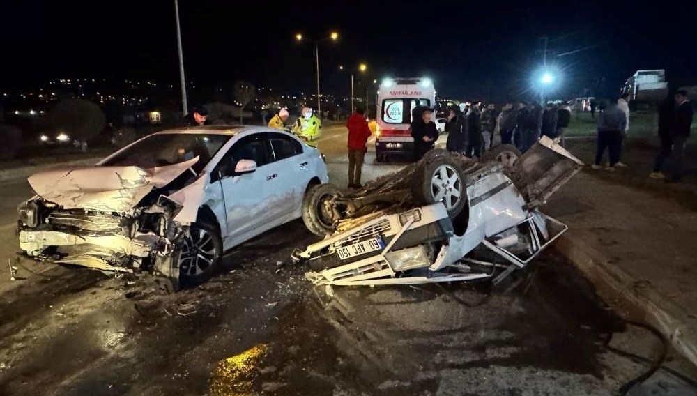 Tokat’ta feci kaza: Araçlardan biri hurda yığınına döndü