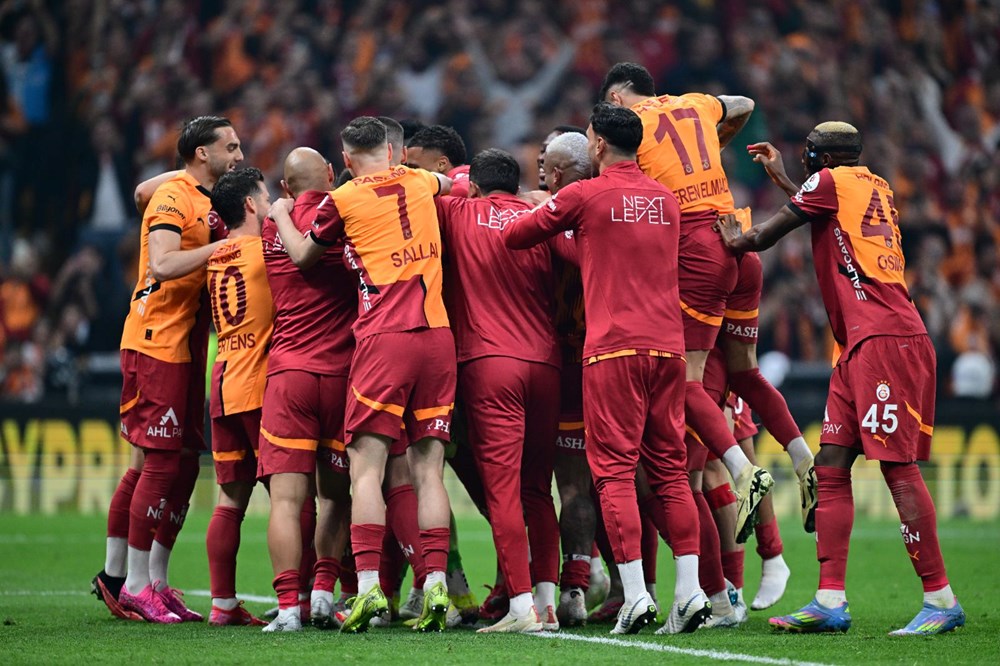 Okan Buruk, canlı yayında ayrılıkları ve Osimhen'i açıkladı: