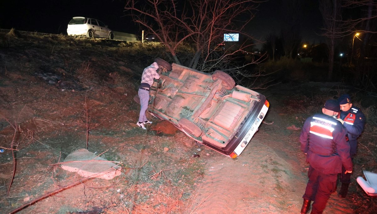 Şarampole devrilen otomobil ağaca çarparak durabildi: 3 yaralı