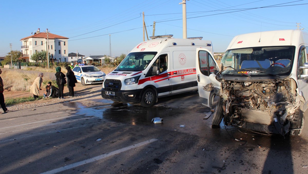 Öğrenci servisi ile TIR çarpıştı: Yaralılar var