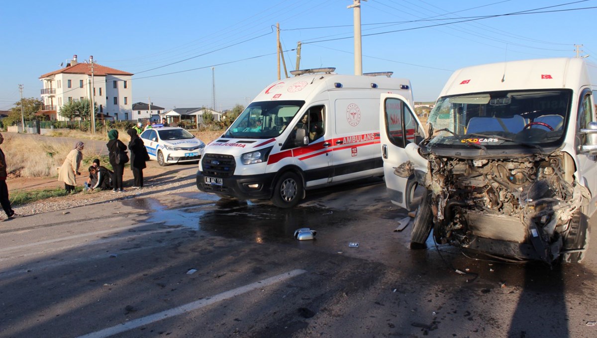 Öğrenci servisi ile TIR çarpıştı: Yaralılar var Öğrenci servisi ile TIR çarpıştı: Yaralılar var