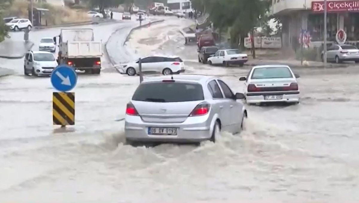 Ankara’da yine sağanak: Yollar nehre döndü