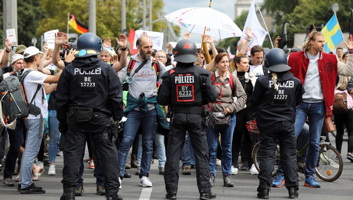 Almanya’da hükümetin Covid-19 salgınıyla mücadele politikası protesto edildi