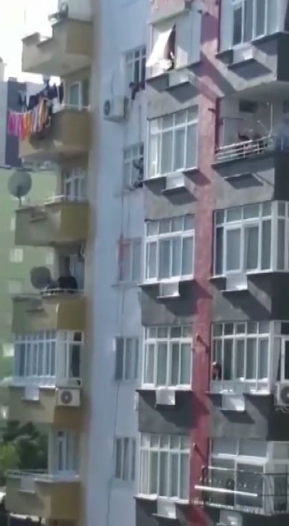 İskele çöktü, işçi havada asılı kaldı - 3