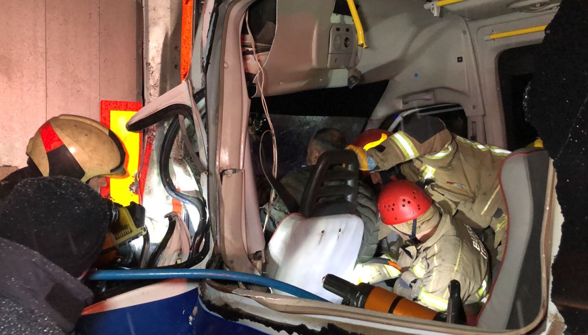 TIR'a arkadan çarpan yolcu minibüsündeki 4 kişi yaralandı