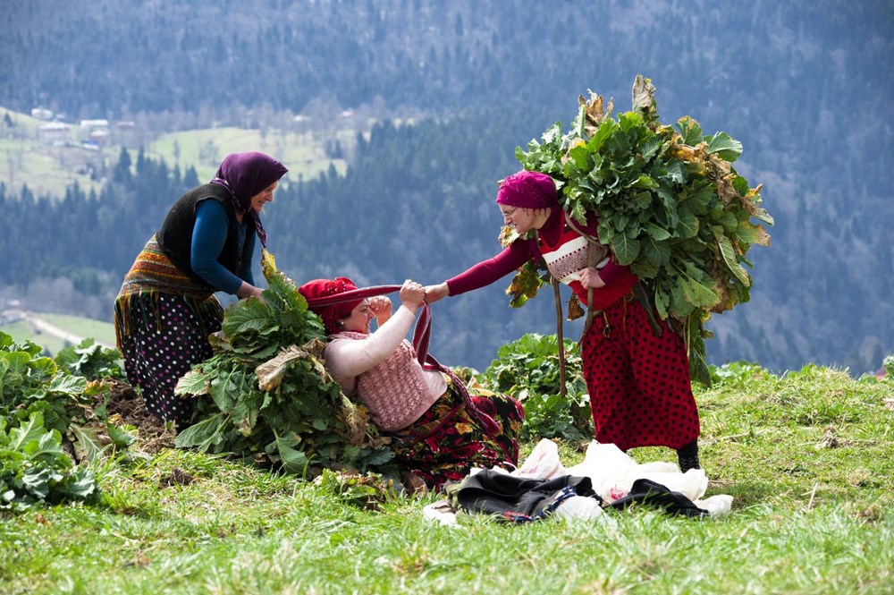 Karadeniz'in çalışkan kadınları: Köy toplansa evde tutamaz - 8