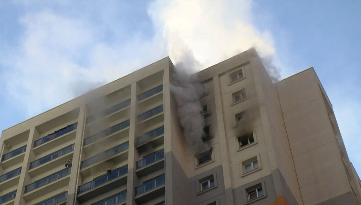 Esenyurt'ta 25 katlı binada yangın paniği Esenyurt'ta 25 katlı binada yangın paniği