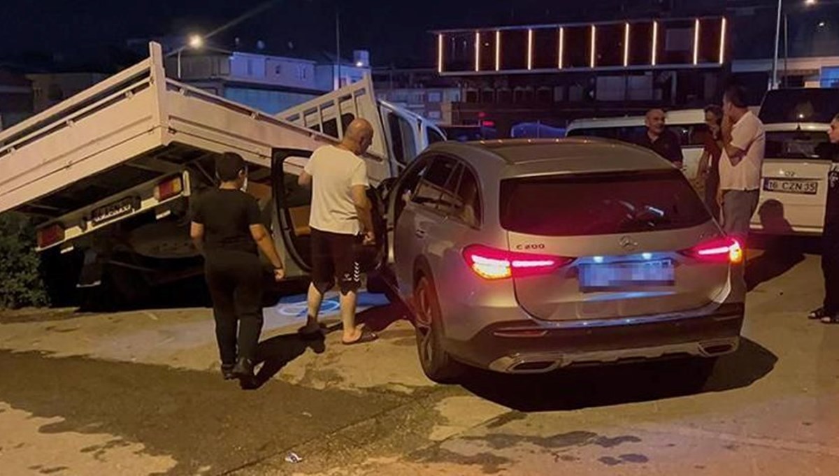 Bursa'da kontrolden çıkan araç park halindeki kamyonete çarptı Bursa'da kontrolden çıkan araç park halindeki kamyonete çarptı