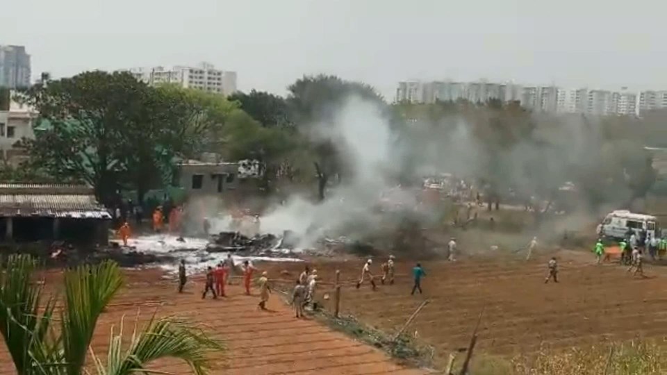 Hindistan'da iki gösteri uçağı havada çarpıştı: 1 ölü - 1