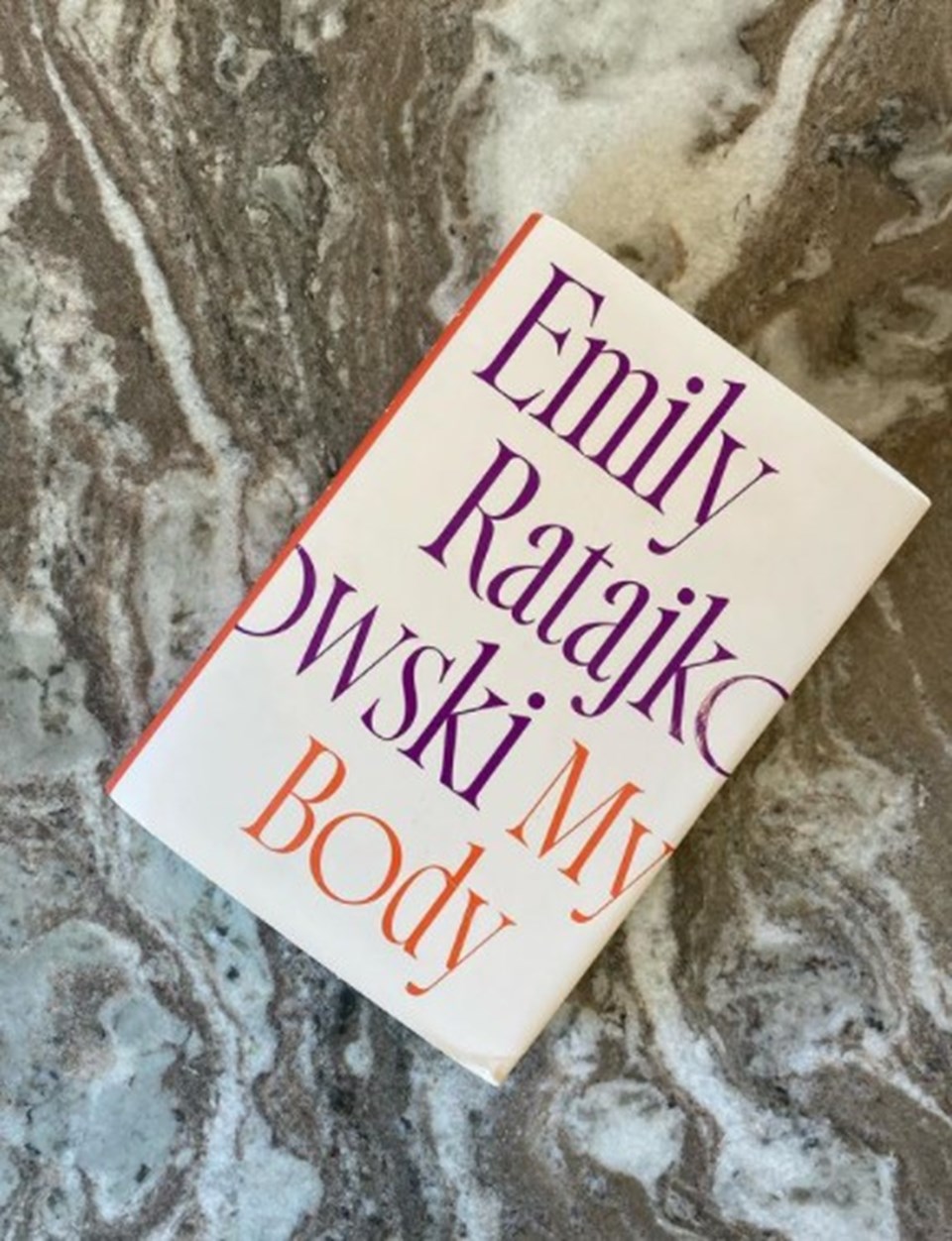 Emily Ratajkowski'nin kitabı en çok satanlar listesine girdi - 1