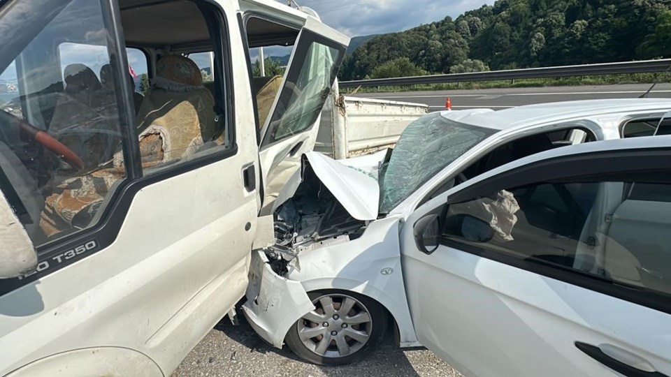 Anadolu Otoyolu'nda otomobil ile kamyonet çarpıştı: Yaralılar var - 2